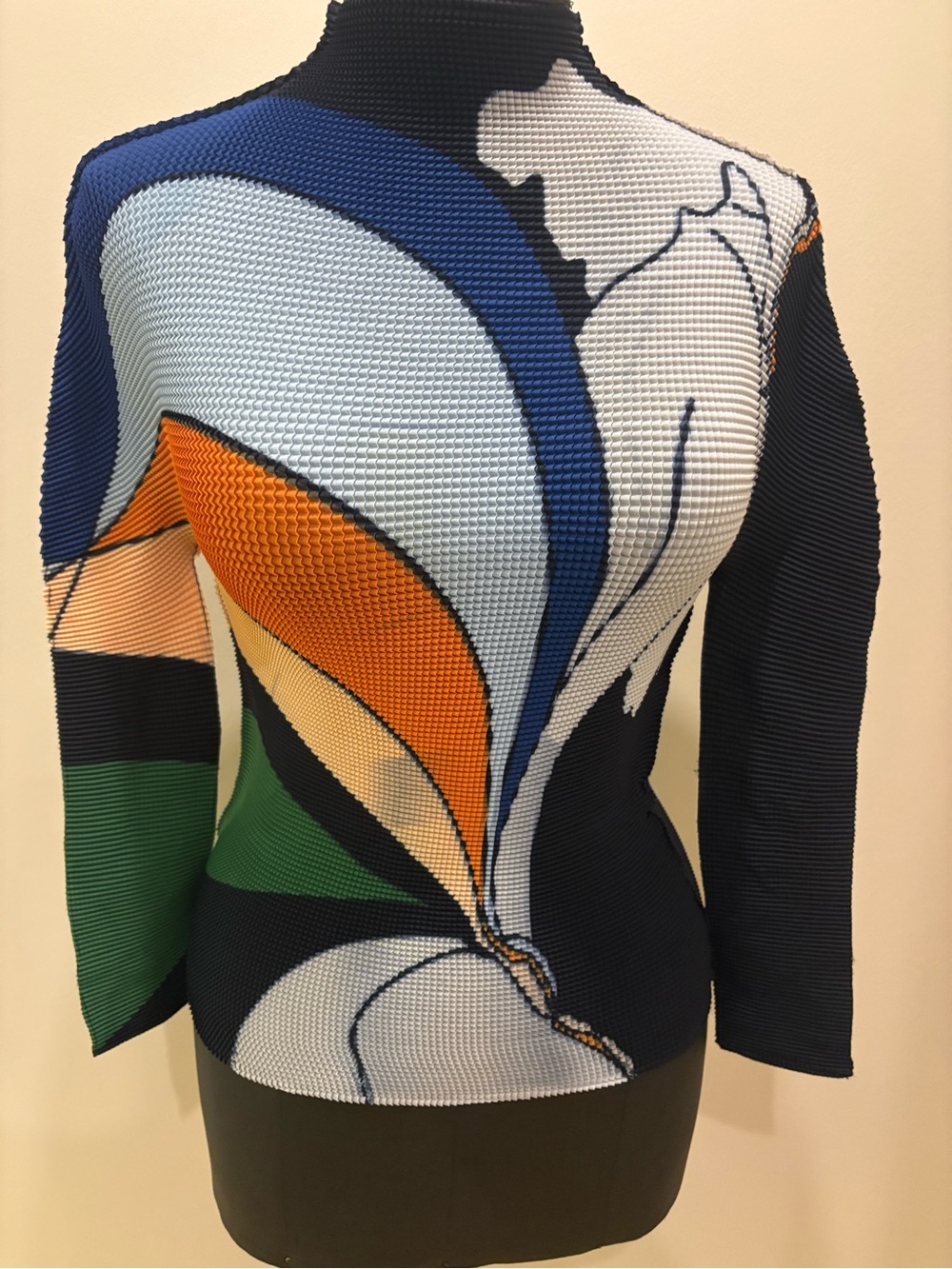 Brand new Henri Matisse “cut out” style 3D pleated long sleeve top
